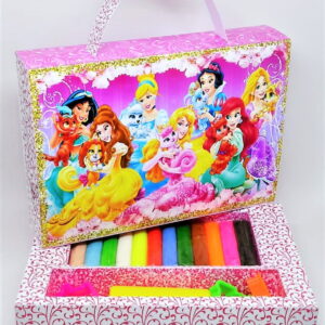 Maleta rosa decorada com imagem de princesas contendo massinhas e moldes coloridos.