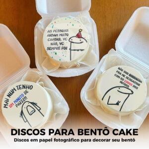Kit digital Flork para Bentô Cake com 100 imagens 1 Três pequenos bolos em embalagens brancas de isopor com ilustrações e frases engraçadas escritas.