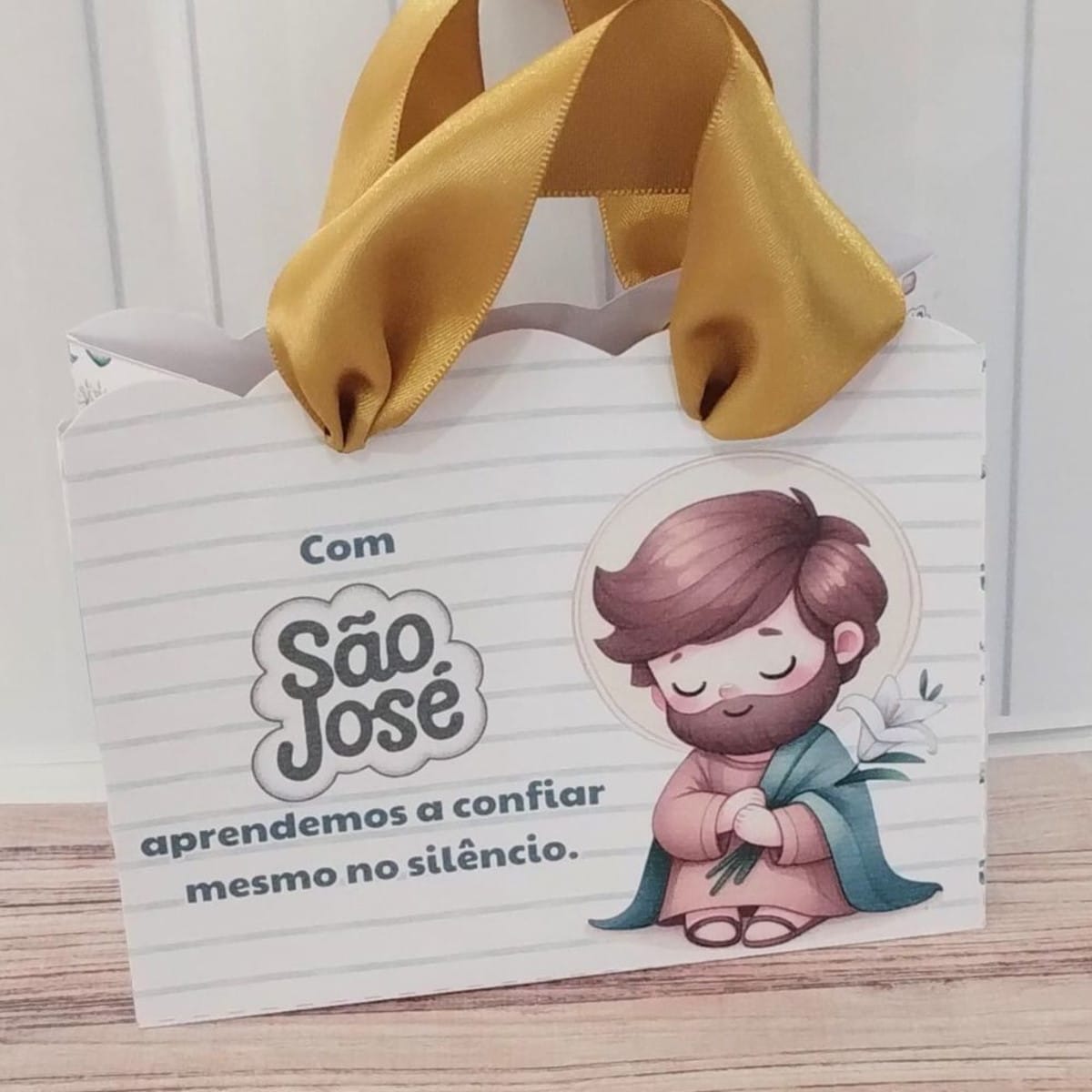 Kit Digital Lembrancinha São José para Imprimir e Cortar 2 Sacola de papel decorada com ilustração religiosa e alça de fita dourada