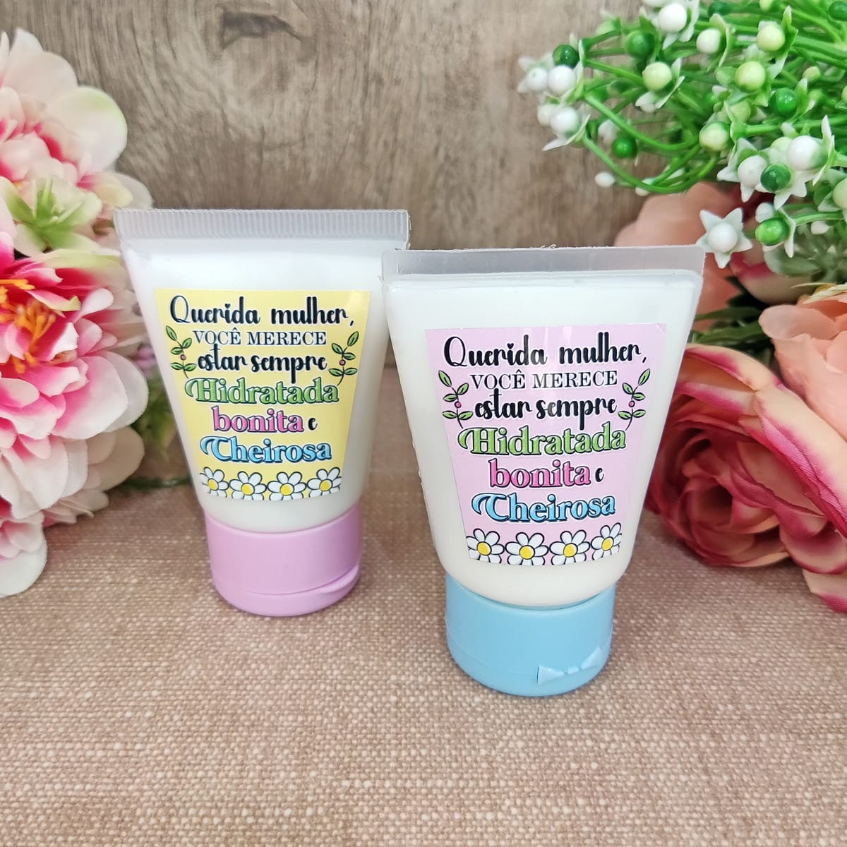 Kit Digital Dia da Mulher com PNG para Lembrancinhas 2 Dois tubos de creme branco com rótulos motivacionais e tampas coloridas.