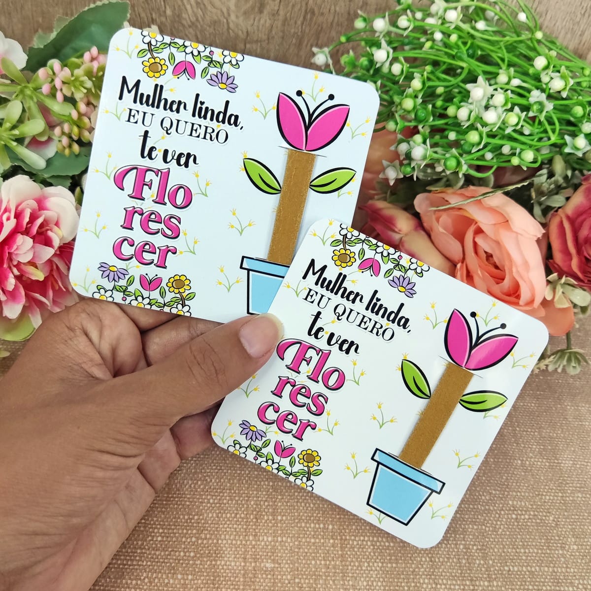 Kit Digital Dia da Mulher com PNG para Lembrancinhas 3 Design de arte digital com flor rosa e mensagem inspiradora para mulheres.