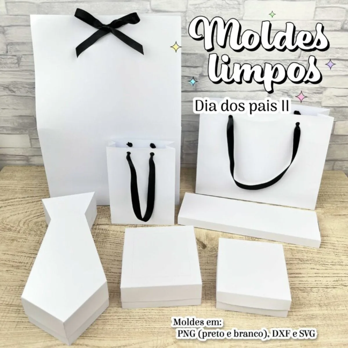 Várias caixas de presente brancas com alças pretas sobre uma superfície de madeira clara.