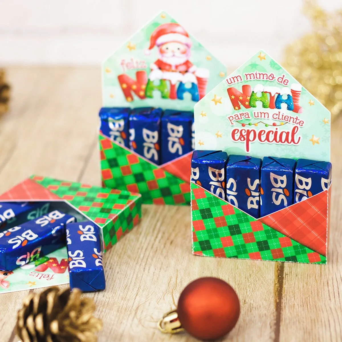 Embalagens personalizadas de papel com chocolates em formato de caixa para presente de natal.