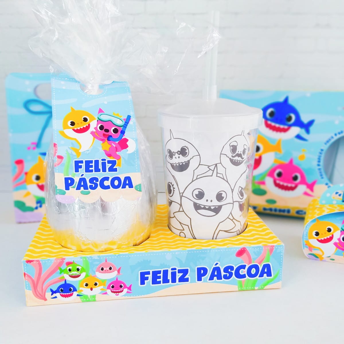 Kit digital Páscoa Baby Shark com caixas e sacolinhas 5 Arte digital de Páscoa com tubarões coloridos em embalagens e copo.