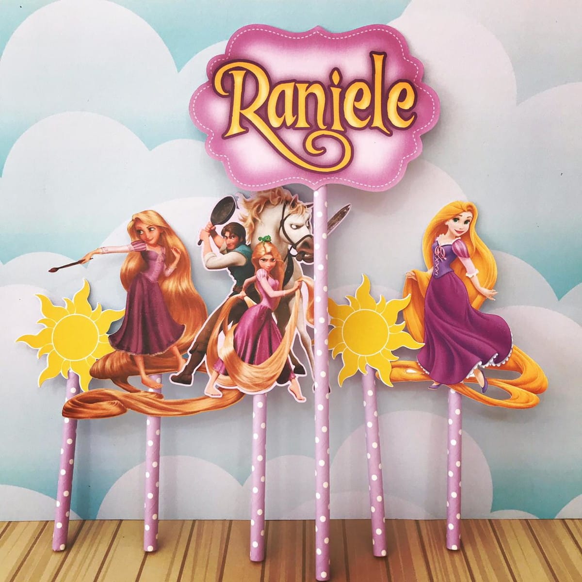 Kit Digital Rapunzel Festa Infantil com Caixas e Convites 3 Arte digital de topper de bolo com princesa, homem, cavalo, sóis e banner.