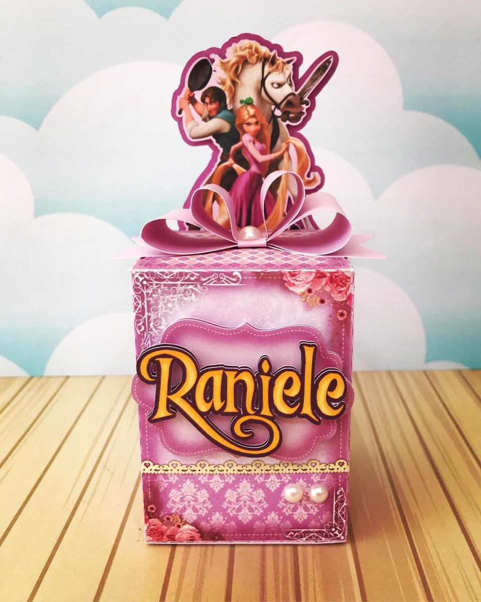 Kit Digital Rapunzel Festa Infantil com Caixas e Convites 4 Arte digital de caixa rosa decorada com personagens animados e nome personalizado.