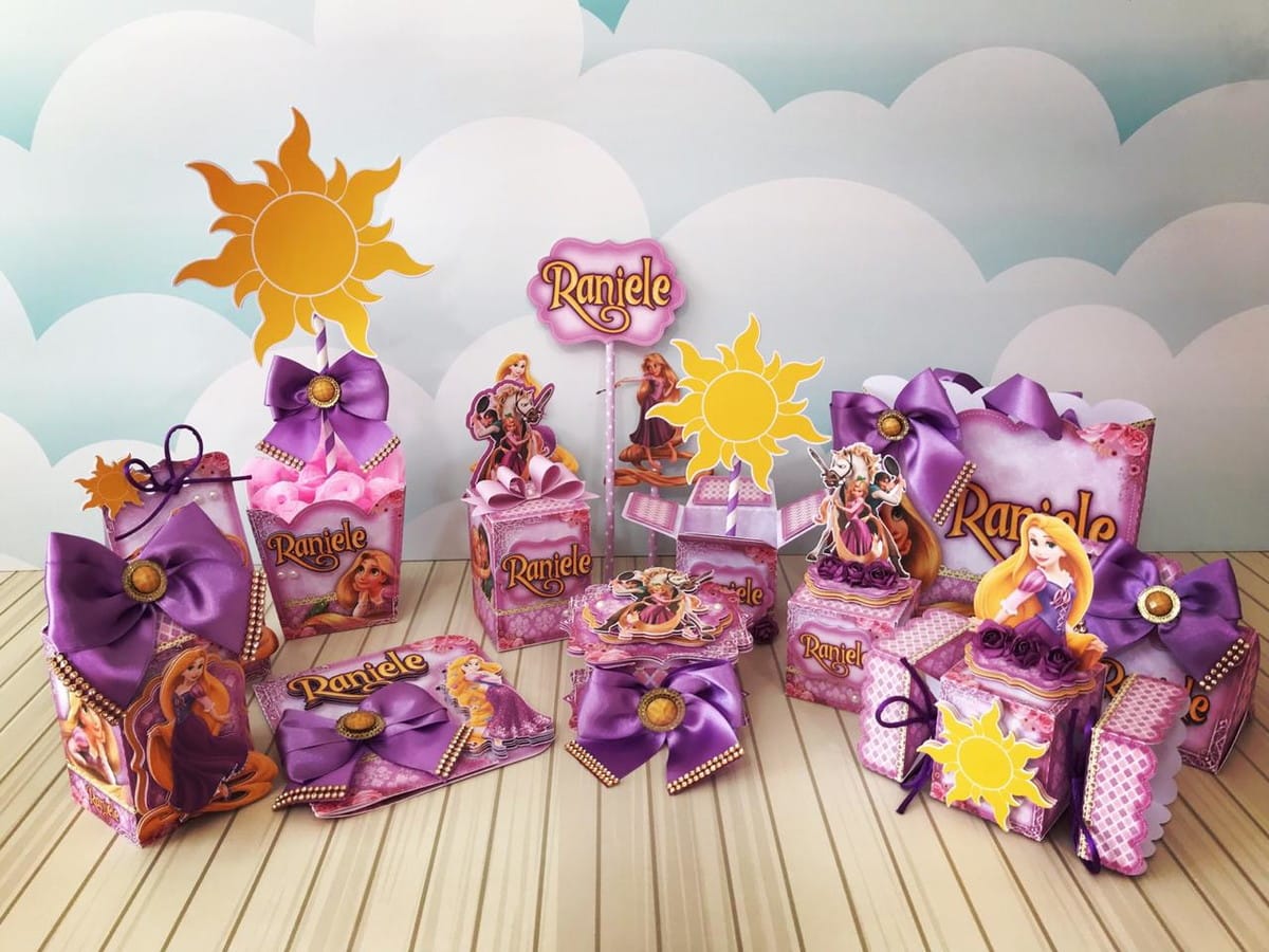 Kit Digital Rapunzel Festa Infantil com Caixas e Convites 1 Arquivos digitais para lembrancinhas de festa com tema princesa, sol e laços roxos.