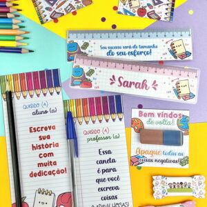 Uma variedade de materiais escolares coloridos, cartões e réguas em um fundo amarelo e lilás.