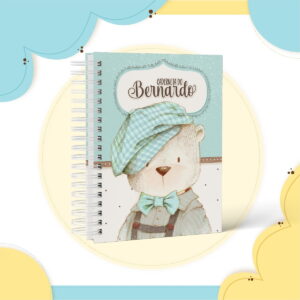 Caderneta espiral com capa de urso de desenho animado usando chapéu e gravata borboleta.