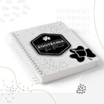 Arte digital de caderno espiral branco com design hexagonal, adesivo "ZOOTECNIA" e trevo.