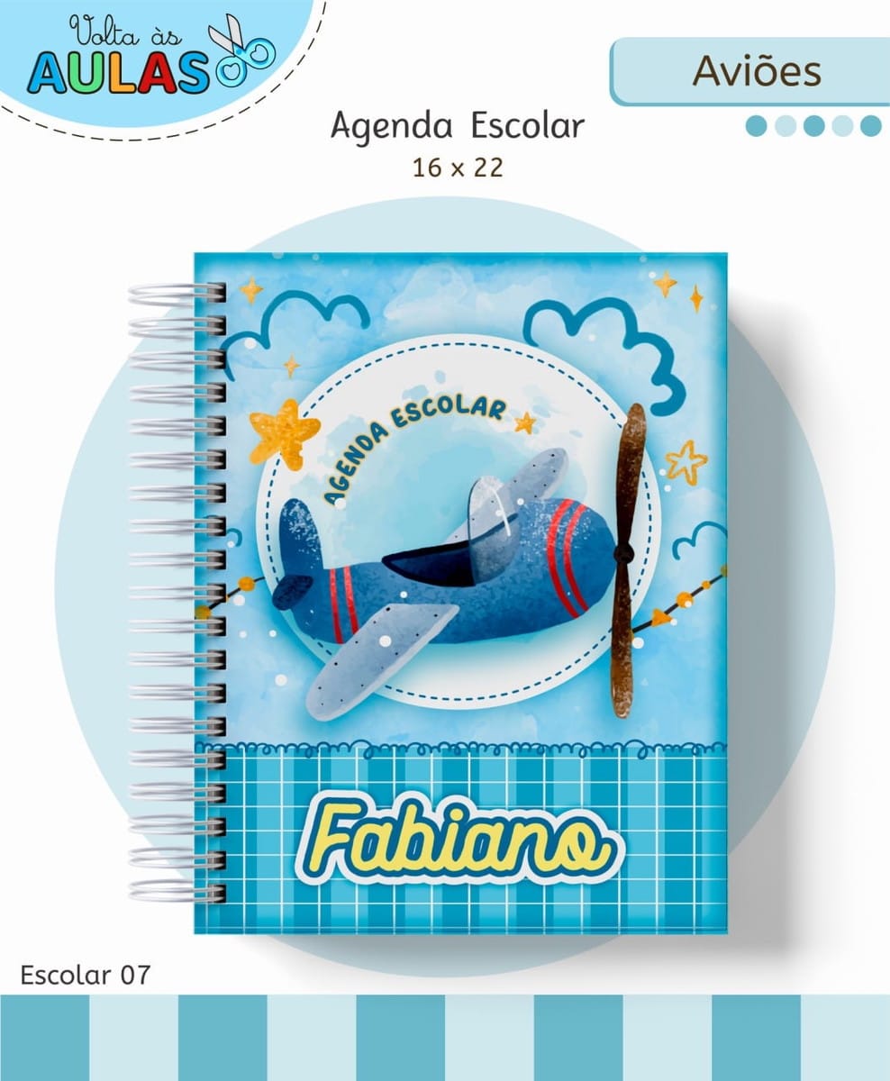 Kit Escolar Tema Aviões Arquivo Digital para Sublimação 2 Capa de agenda escolar azul com ilustração de avião, nuvens e um nome escrito.