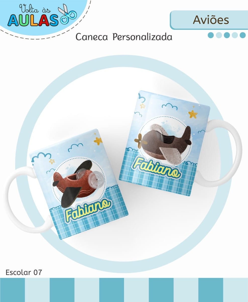 Kit Escolar Tema Aviões Arquivo Digital para Sublimação 5 Duas canecas brancas com estampa de aviões e fundo azul quadriculado.