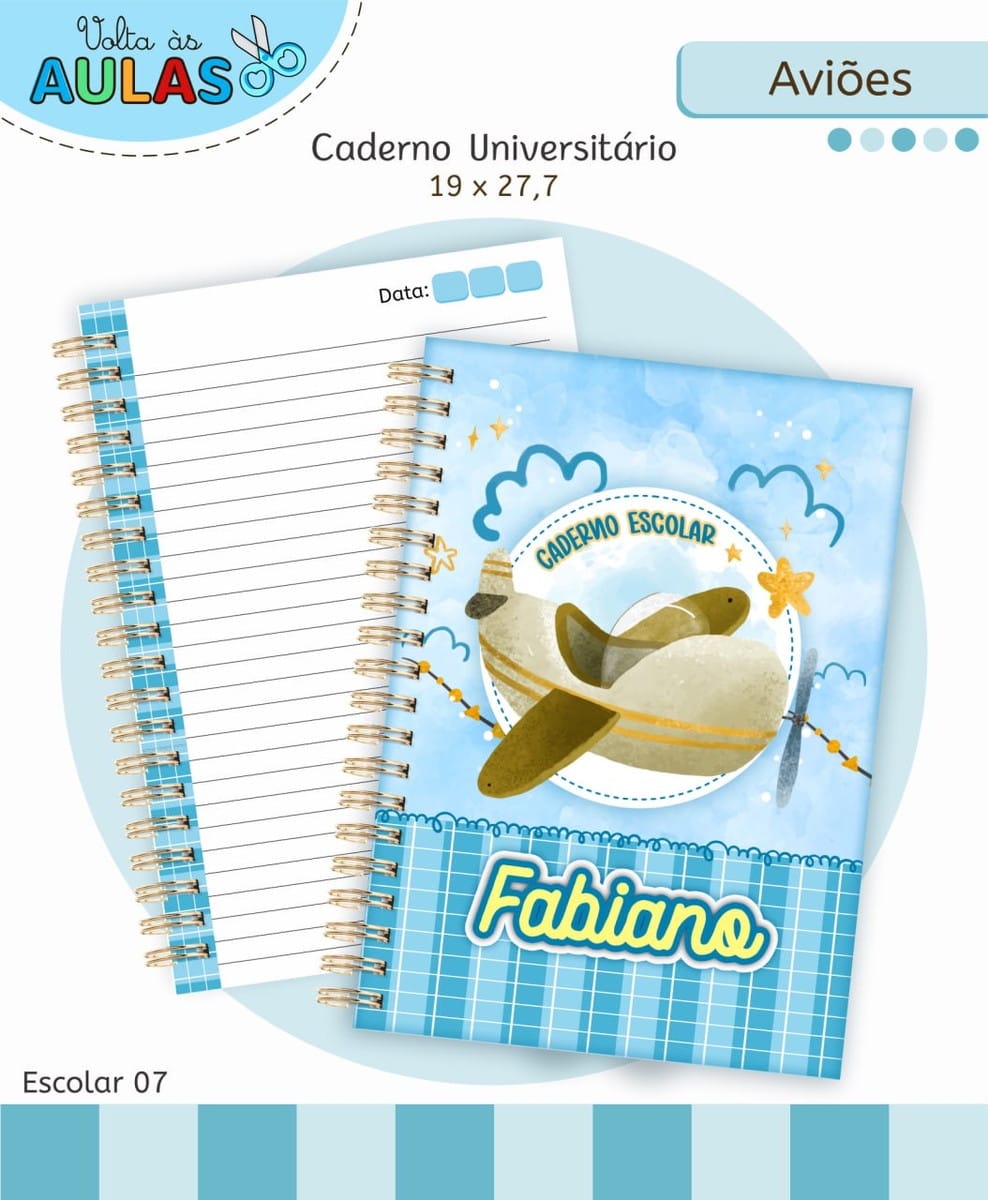 Kit Escolar Tema Aviões Arquivo Digital para Sublimação 1 Caderno universitário espiralado com capa azul decorada com avião e nuvens