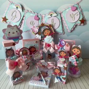 Decoração de festa infantil personalizada com personagens e cores pastéis em fundo azul.