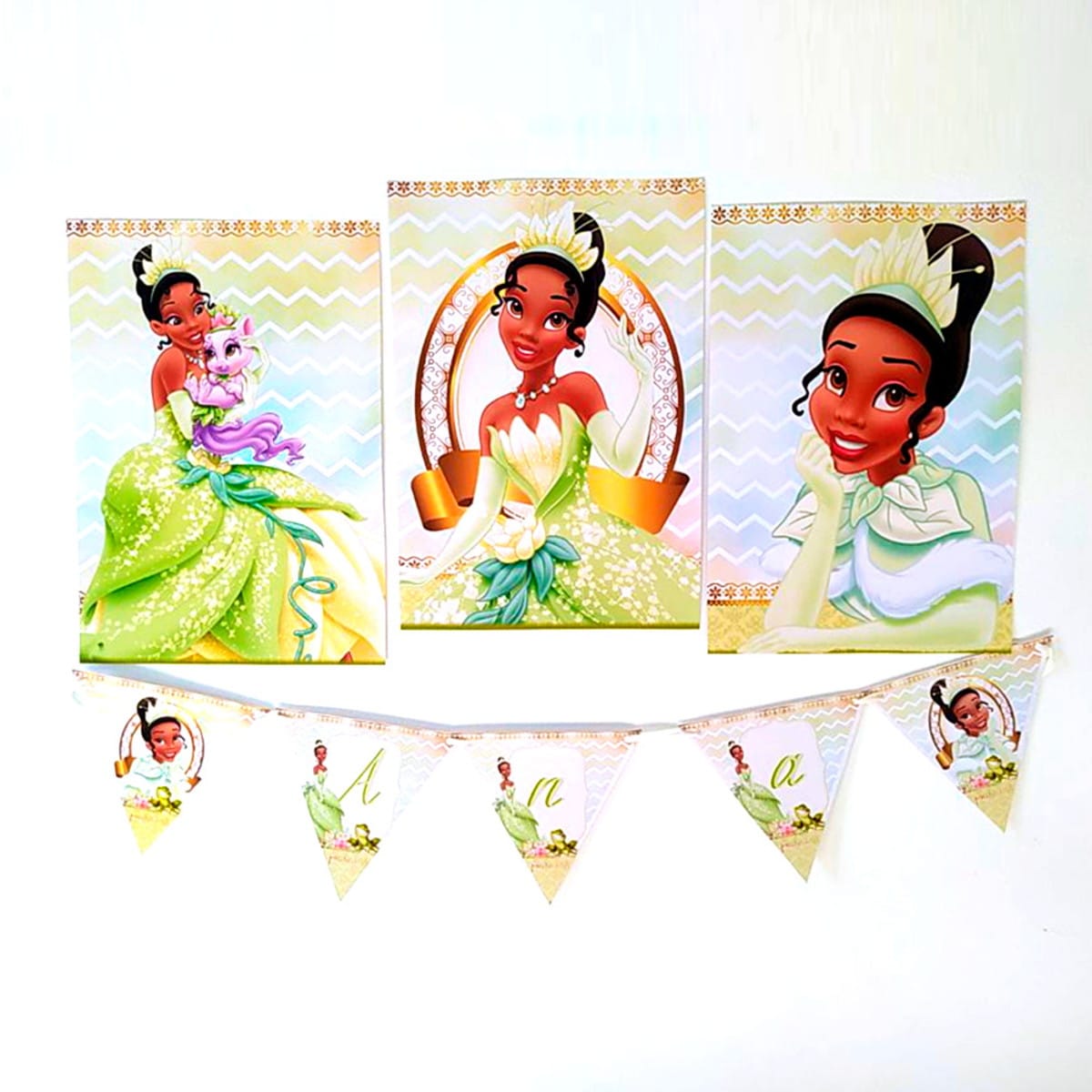 Kit Festa A Princesa e o Sapo Completo Para Imprimir 2 Arte digital: Três pôsteres e guirlanda com personagem feminina em vestido verde.