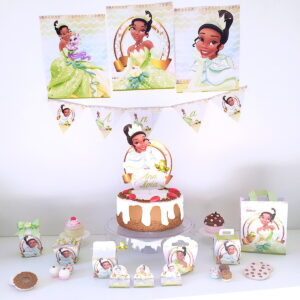 Decoração de festa com ilustrações de princesa, incluindo banners, bolo e lembrancinhas.