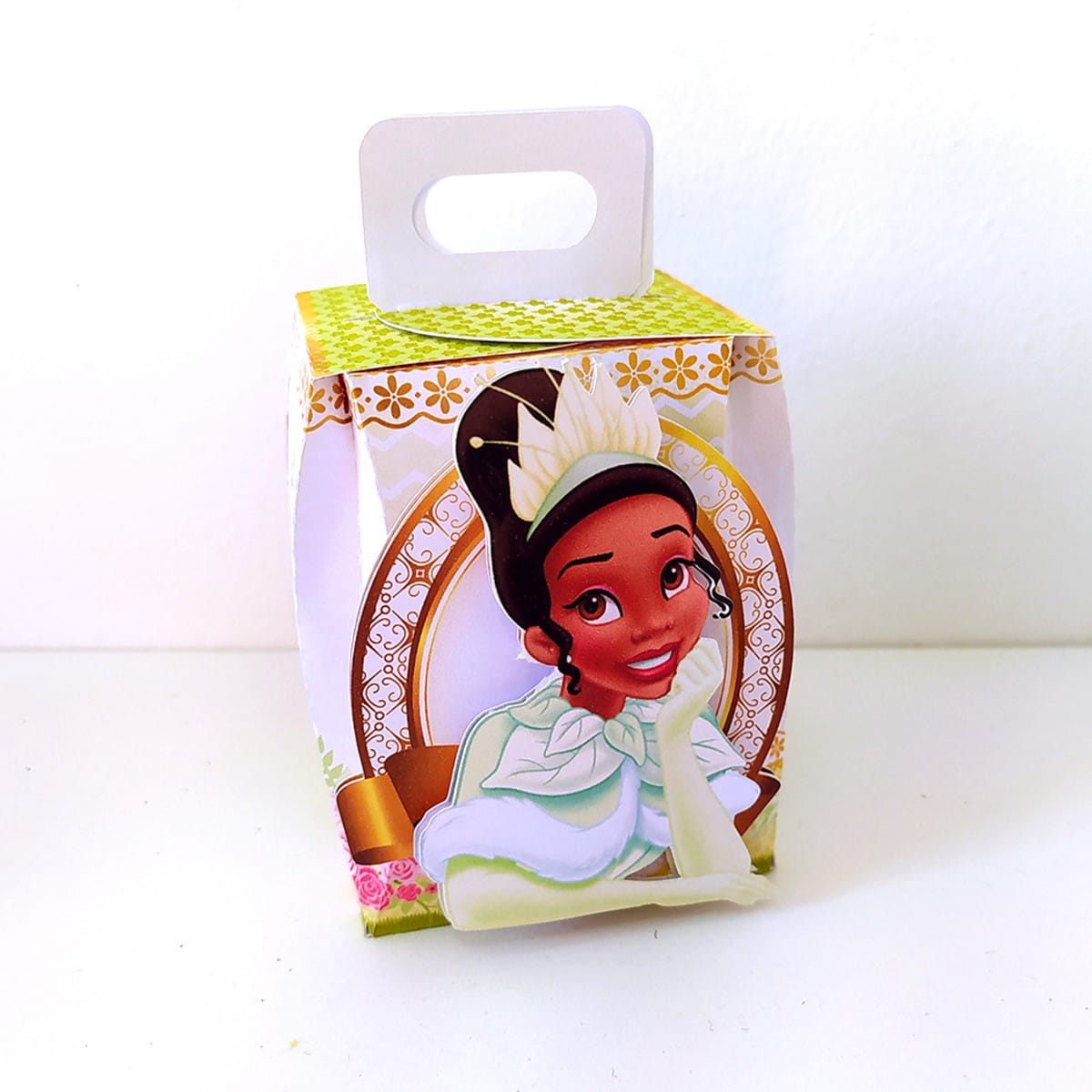 Kit Festa A Princesa e o Sapo Completo Para Imprimir 4 Caixa de lembrancinha com arte digital de personagem feminina estilo princesa.