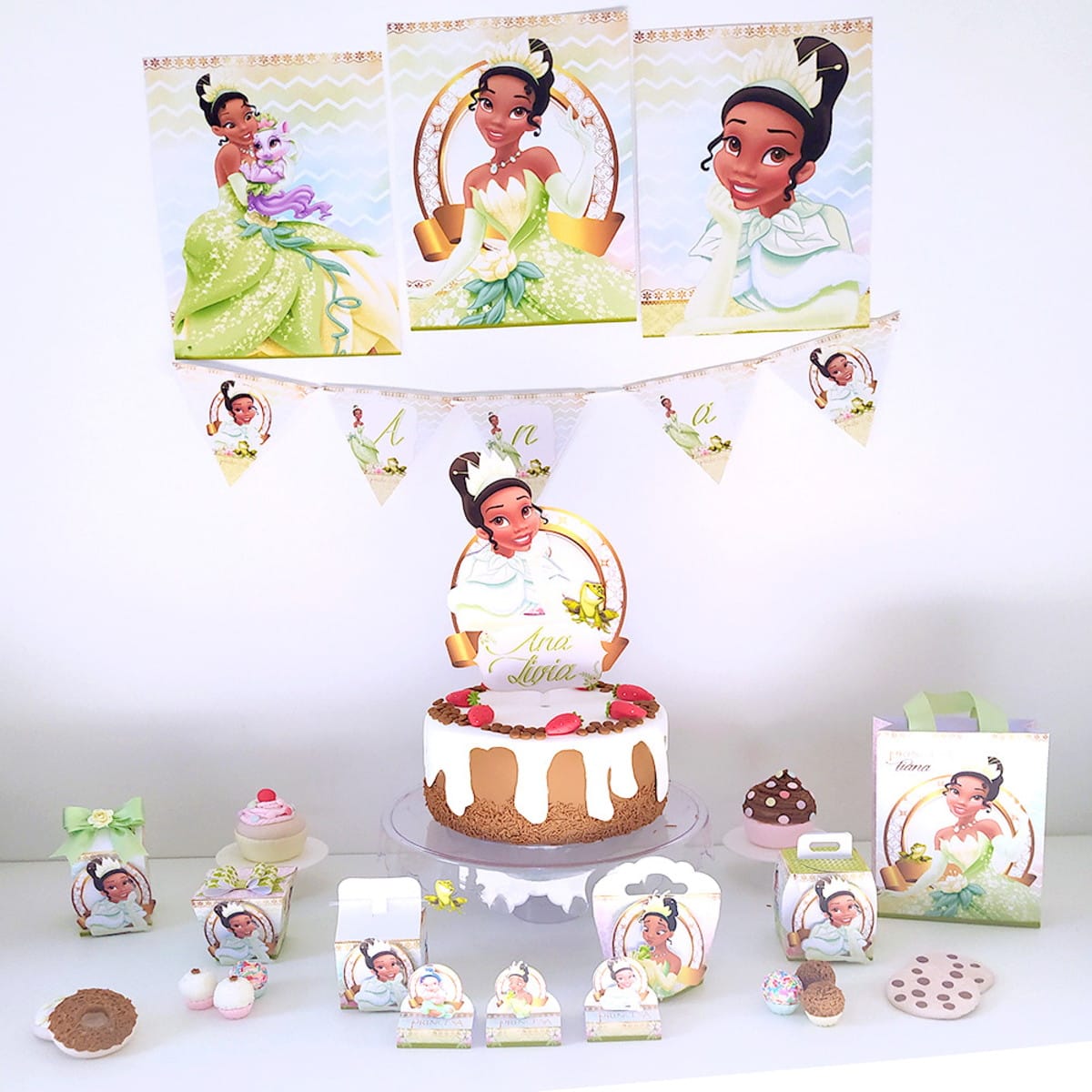 Kit Festa A Princesa e o Sapo Completo Para Imprimir 1 Decoração de festa com ilustrações de princesa, incluindo banners, bolo e lembrancinhas.