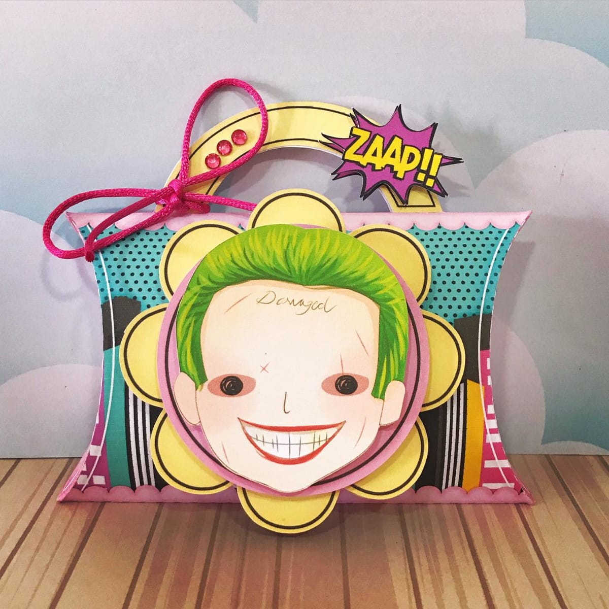 Kit Digital Festa Arlequina e Coringa para Imprimir 3 Caixa decorada com arte digital de rosto verde e sorriso marcante.