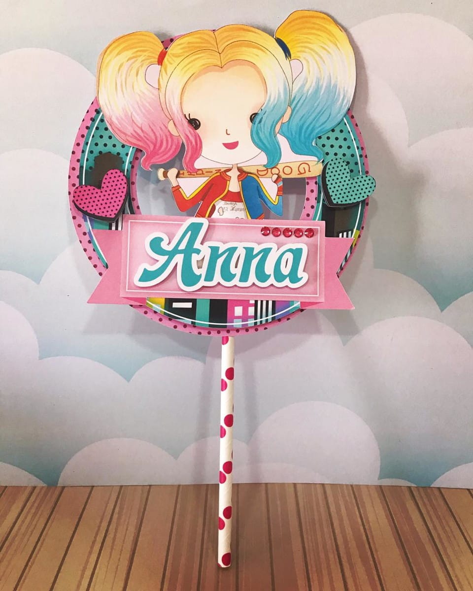 Kit Digital Festa Arlequina e Coringa para Imprimir 5 Arte digital de personagem feminina com cabelo colorido, bastão, corações e banner rosa.