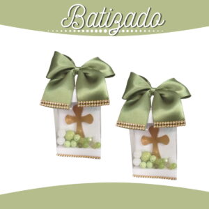 Duas lembrancinhas de batizado com laços verdes, cruzes douradas e miçangas coloridas.