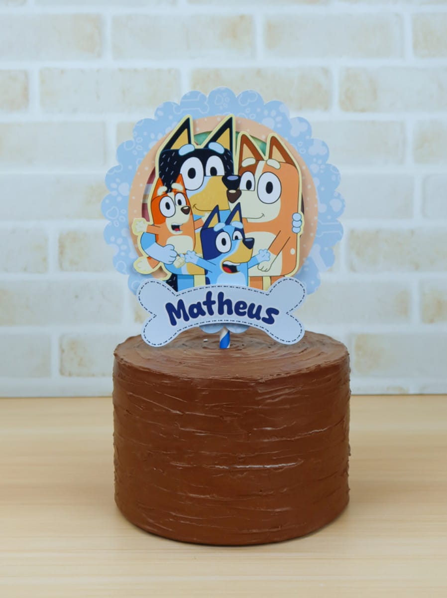 Kit Festa Bluey Arquivo Studio para Silhouette 3 Bolo de chocolate redondo decorado com um topo de bolo ilustrado de cães