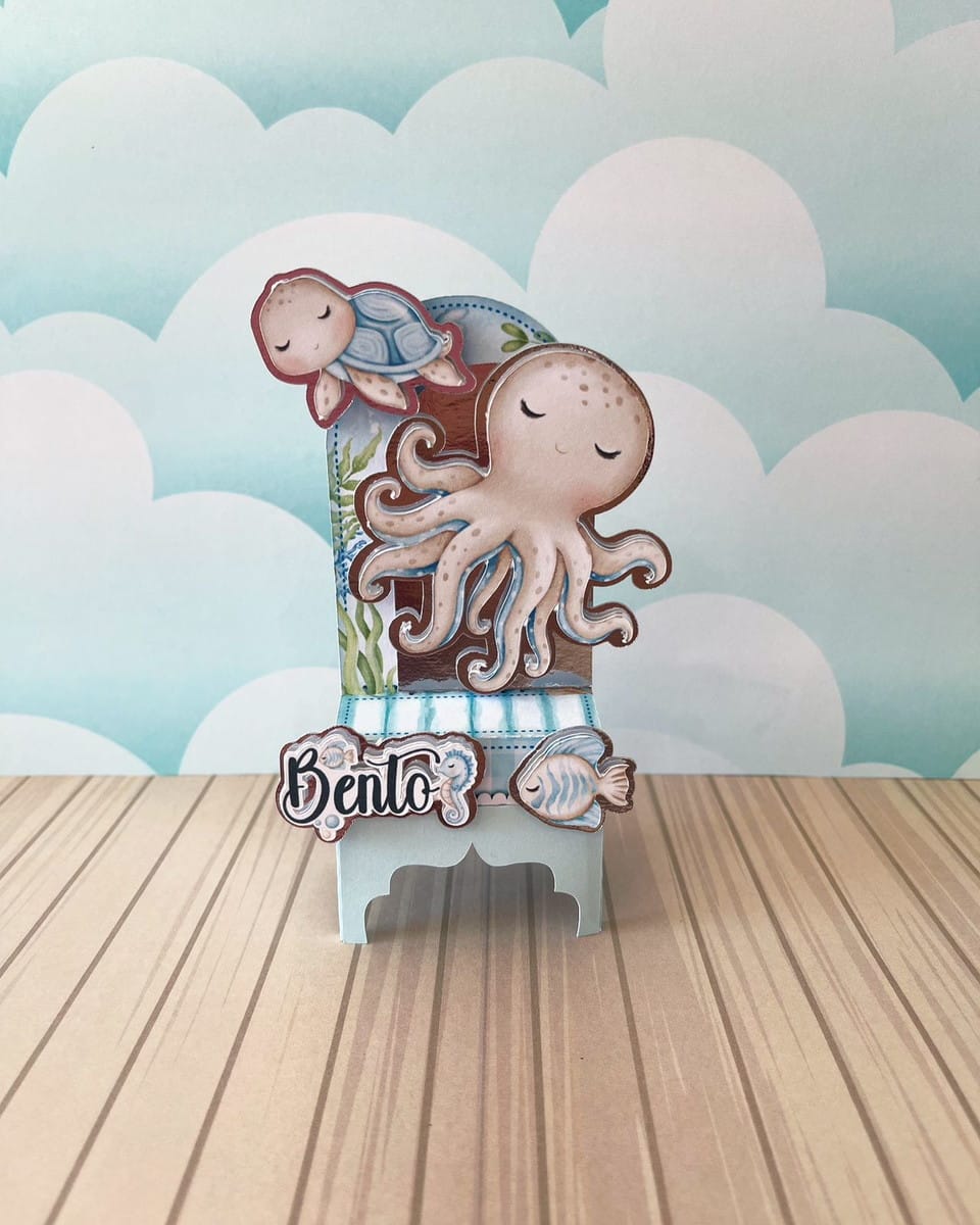 Kit Festa Fundo do Mar Azul com Studio e PDF 3 Suporte decorativo com tema marinho, polvo, tartaruga e peixe em estilo infantil.