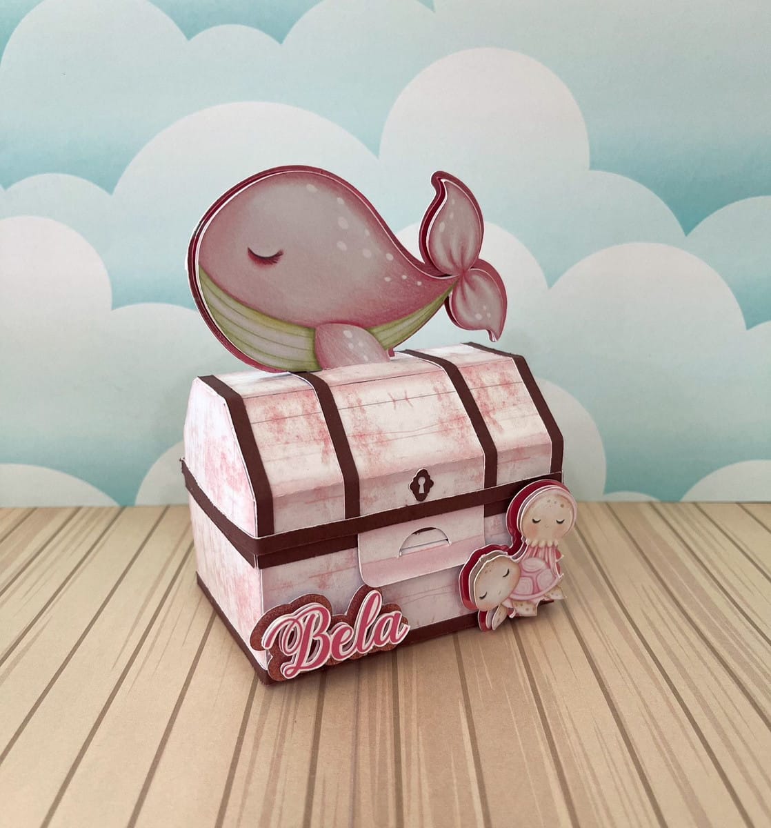 Kit Festa Fundo do Mar Rosa em Studio e PDF 4 Design de caixa decorativa estilo baú com tema marinho de baleia e tartaruga.