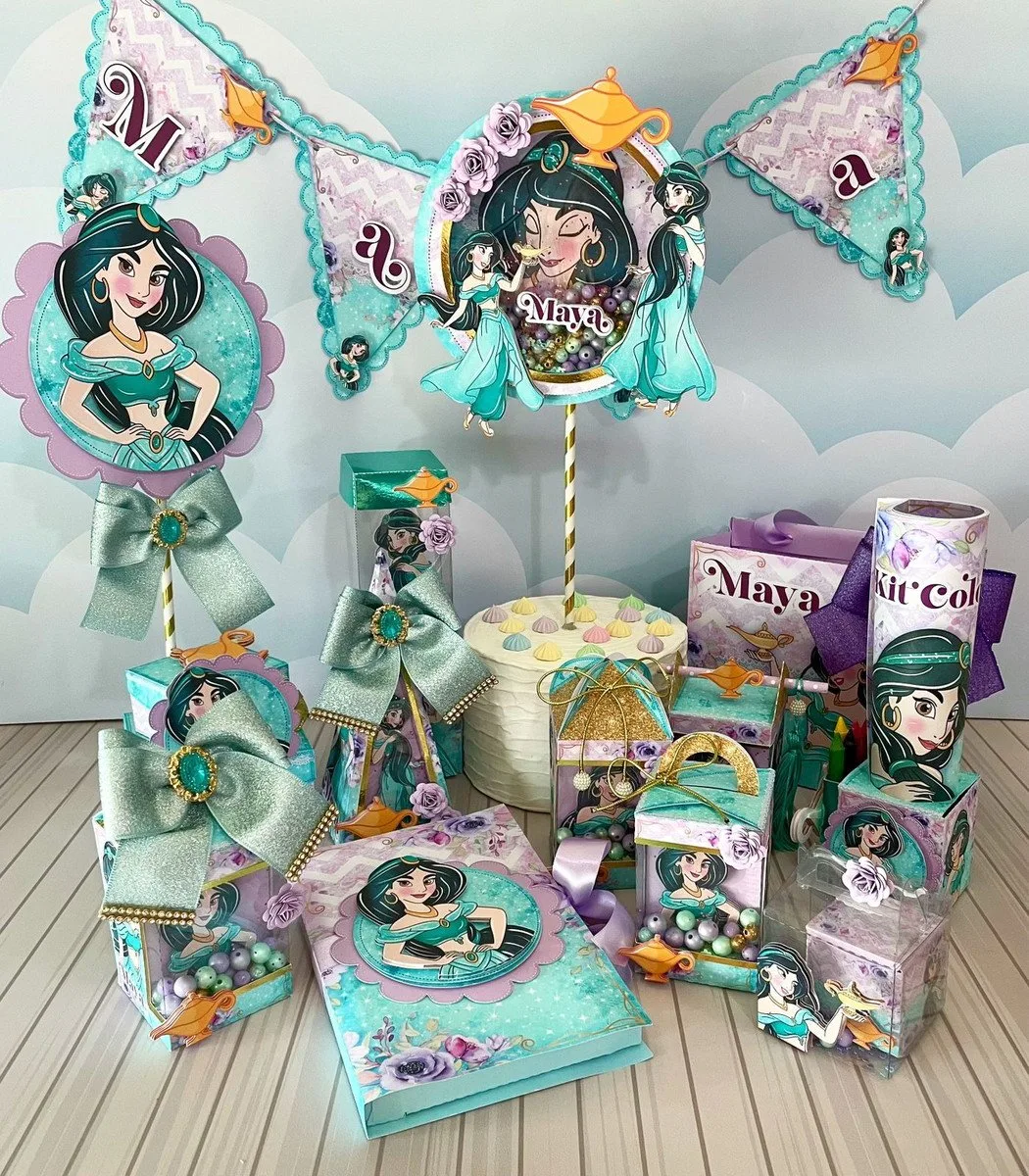 Kit de festa personalizado com tema de princesa em tons de verde e lilás.