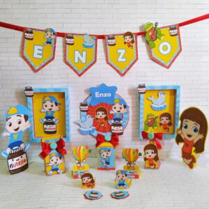 Decorações de festa com personagens animados, potes de creme e um banner colorido.