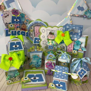 Kit Festa Digital Monstros S A em Studio e PDF 31 Arte digital de decorações de festa com tema de monstros, incluindo caixas e banners.