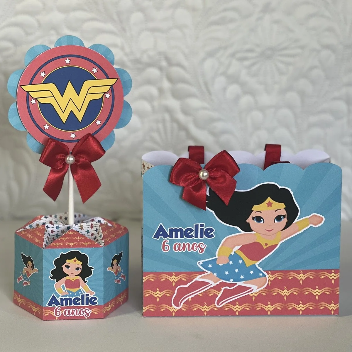 Itens de festa personalizados com tema de super-herói feminino em tons de azul e vermelho