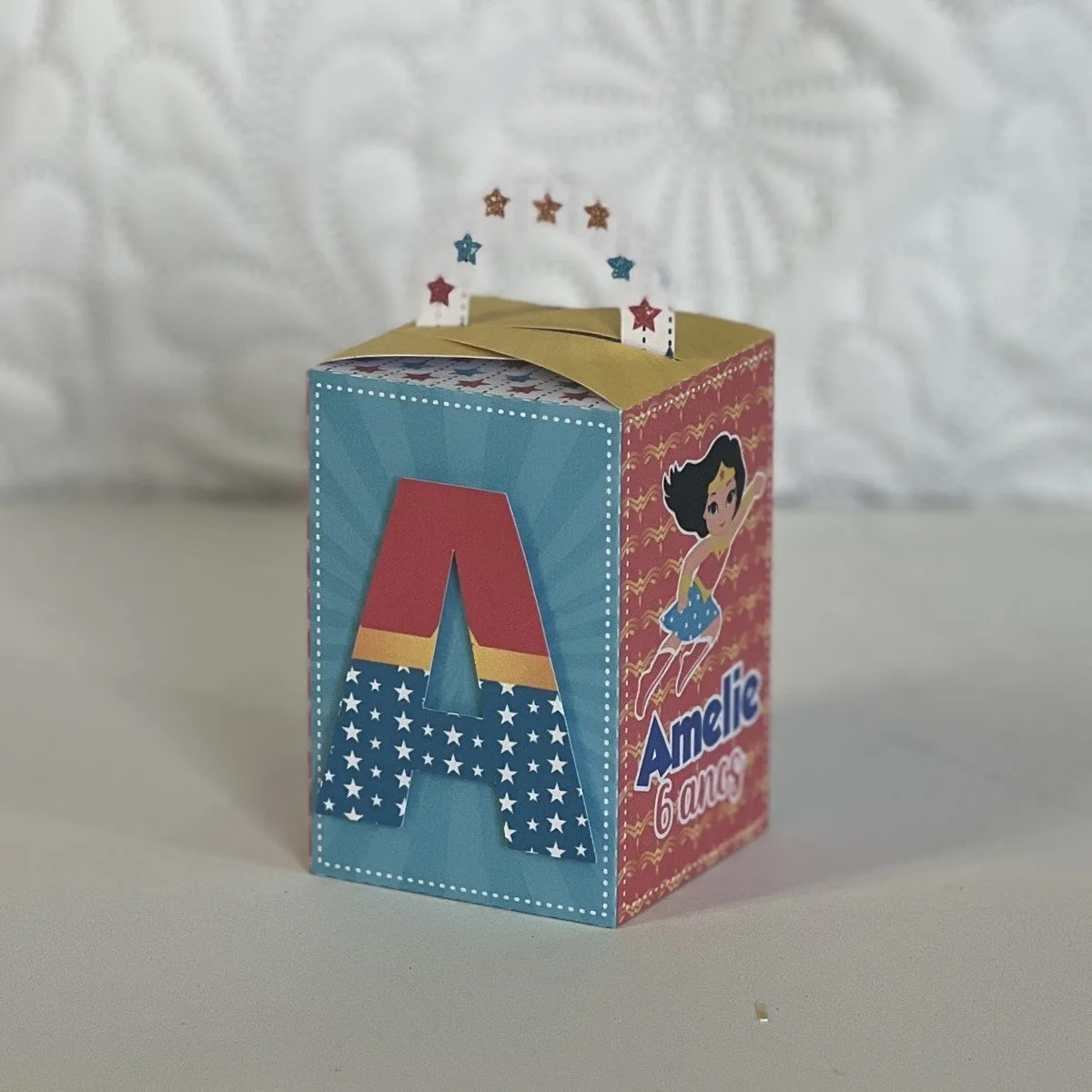 Caixa de papel personalizada com tema de super-herói infantil e alça decorada