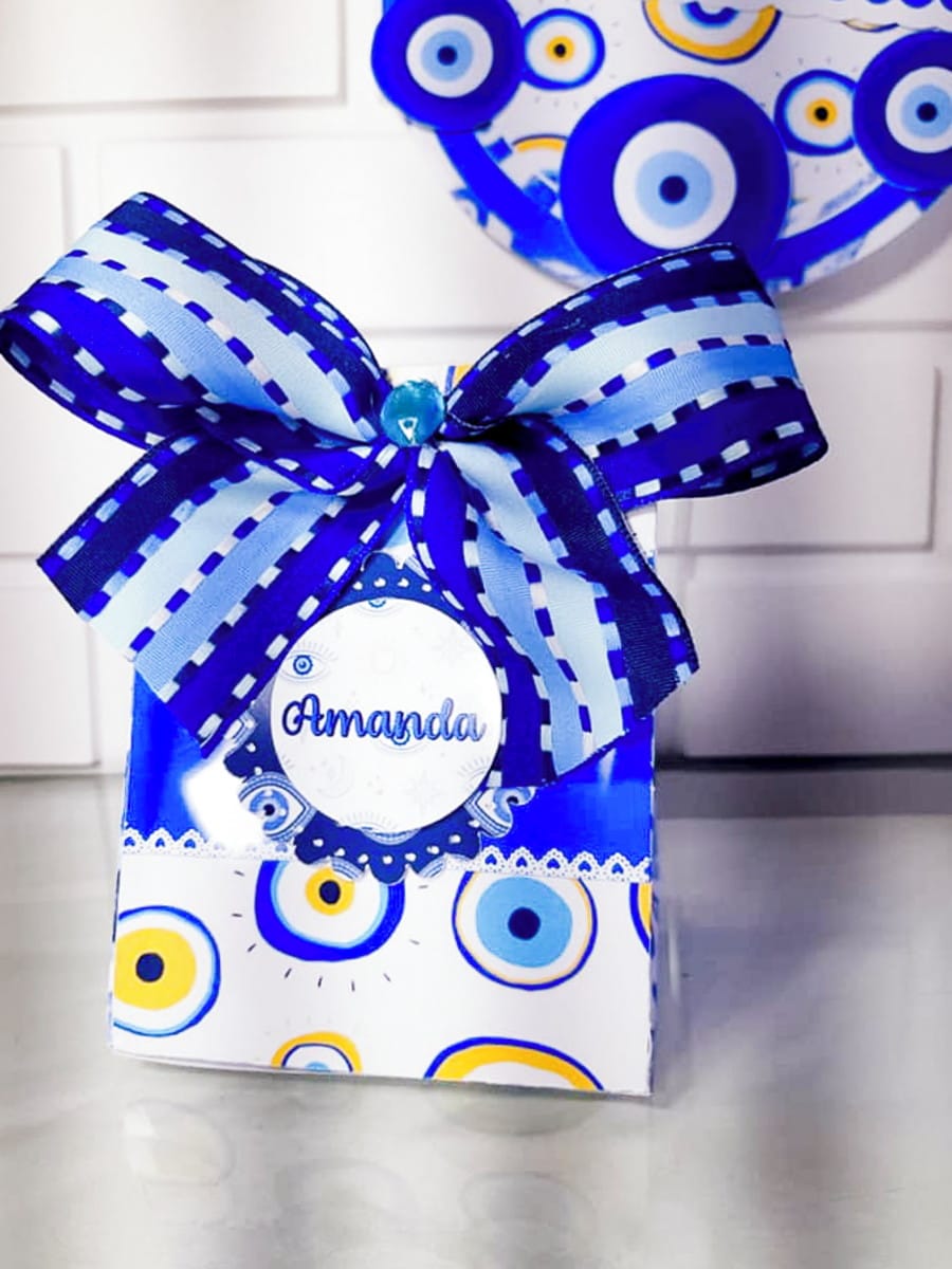 Kit Festa Olho Grego Digital para Imprimir e Cortar 3 Caixa de lembrancinha decorada com estampa de olho grego e laço azul.