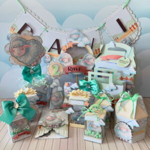 Design de papelaria personalizada para festa infantil com tema de ovelhas.