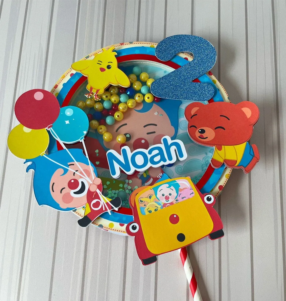 Topo de bolo colorido com personagens infantis, balões, número dois e nome