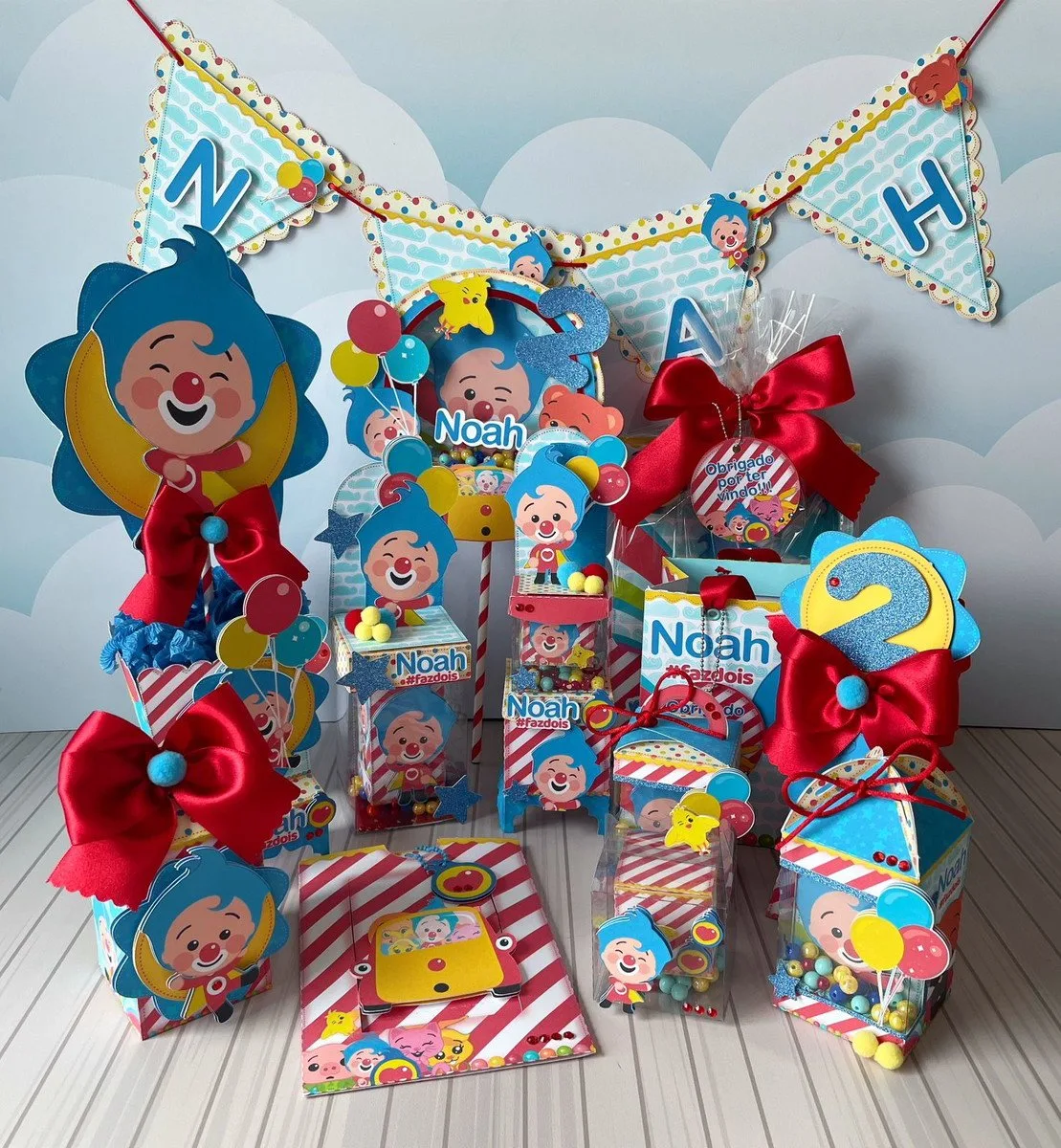 Decoração de festa infantil azul com tema de circo com personagens