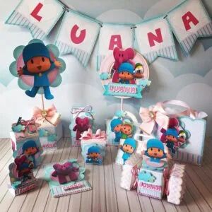 Decoração de festa infantil personalizada com personagens de desenho animado e tons pastéis.