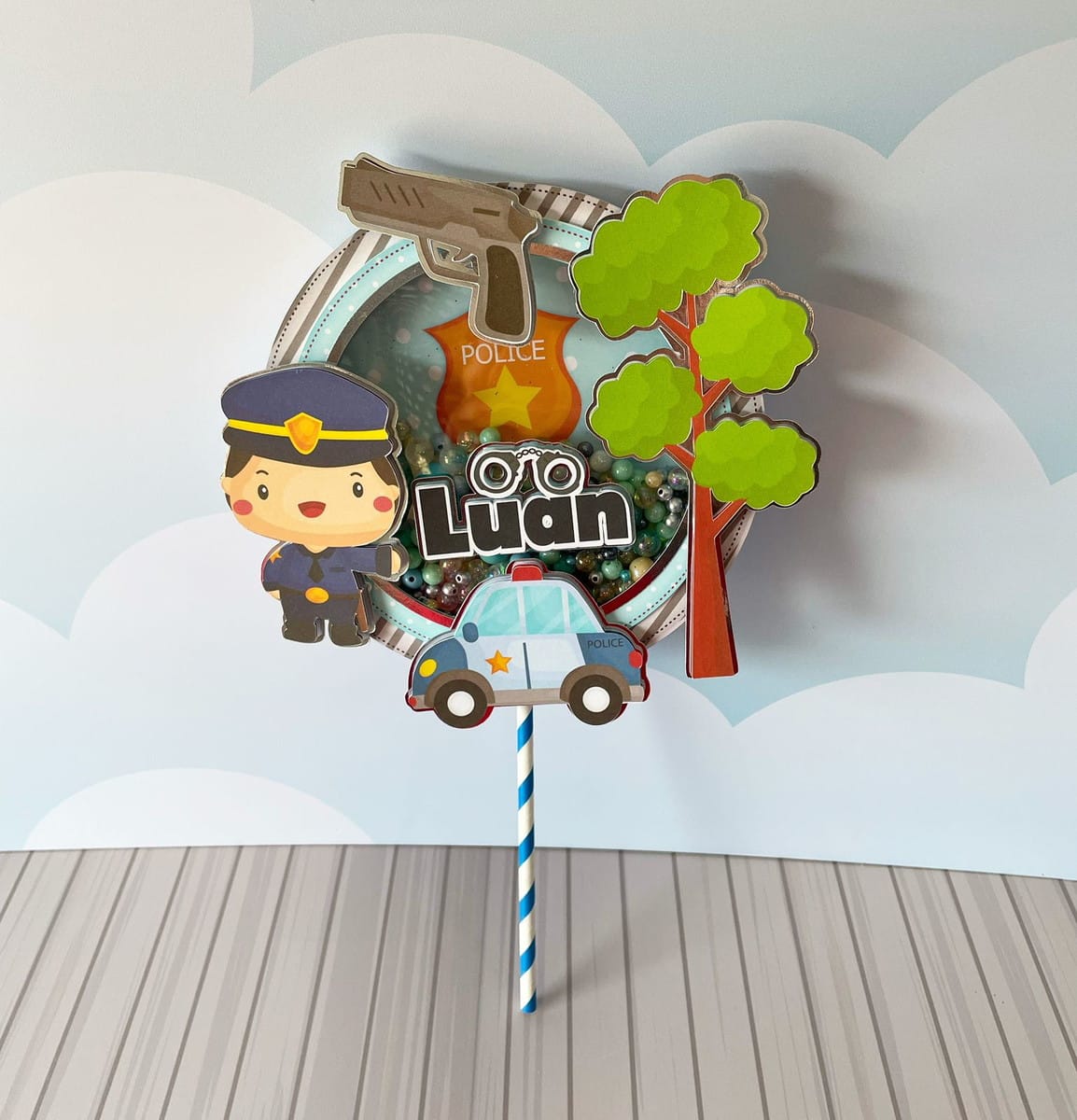Kit Festa Policia Infantil Digital Completo 2 Arte digital de topo de bolo com tema policial, personagem e viatura.