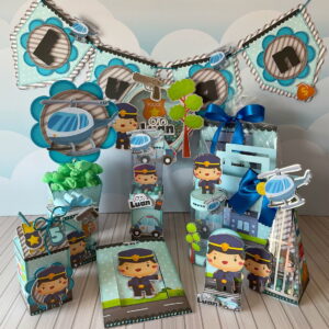 Designs de festa tema polícia com personagens, veículos e decorações em tons de azul.