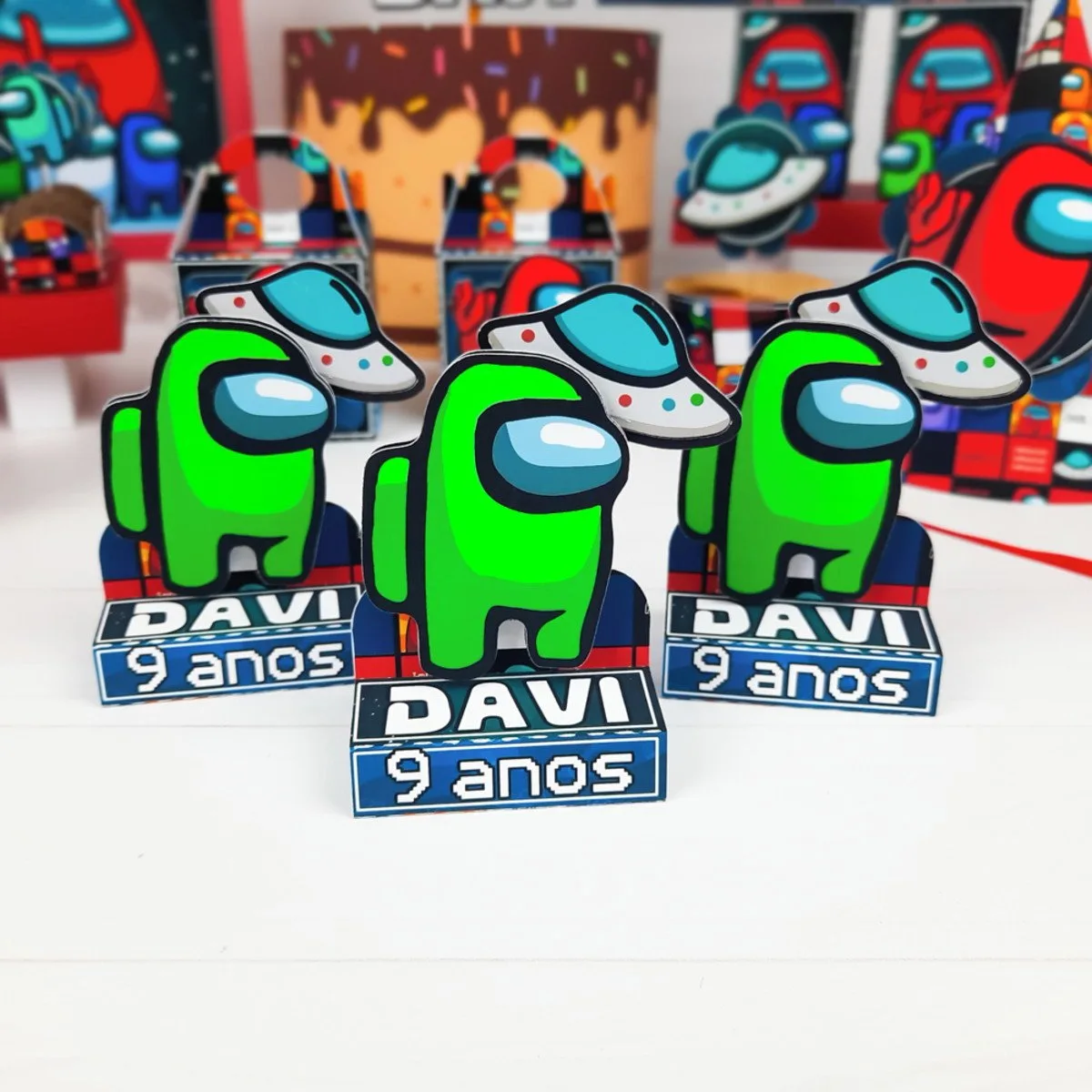 Topo de bolo personalizado com personagem verde espacial e texto de aniversário
