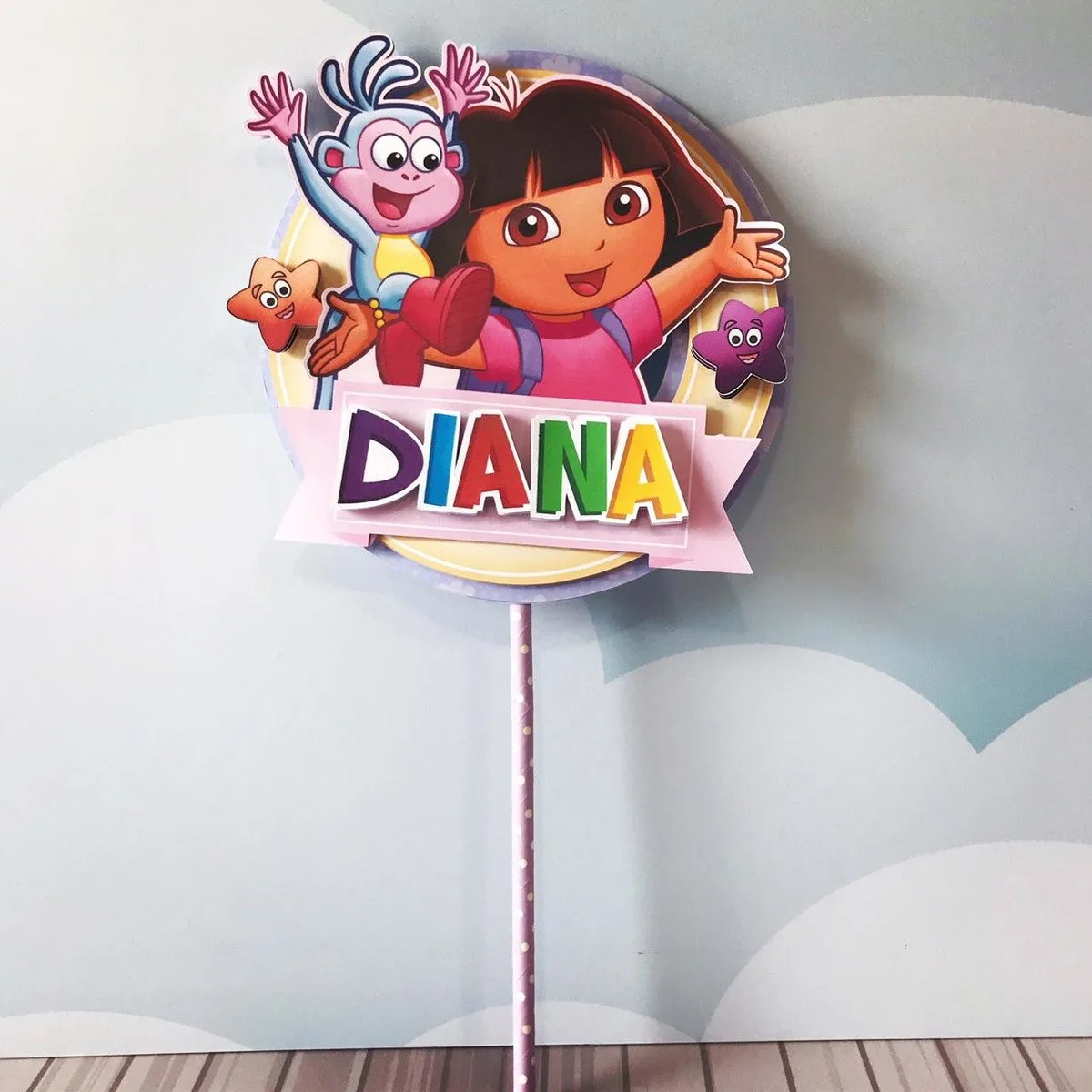 Topo de bolo personalizado com personagens animados coloridos e nome em relevo