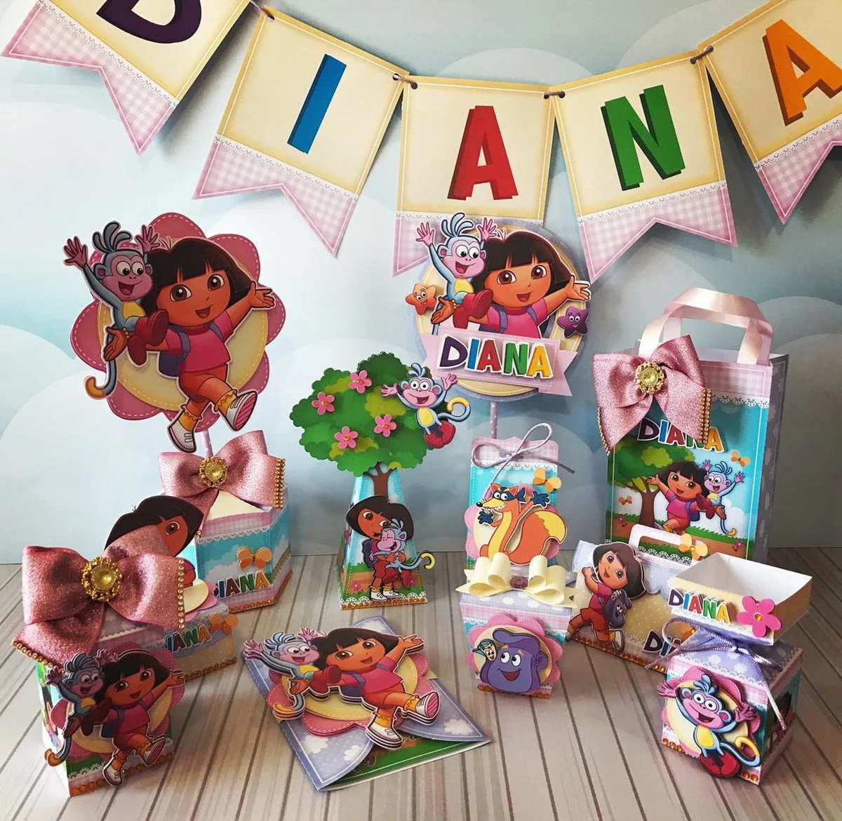 Kit de festa com tema de desenho animado contendo caixas personalizadas e bandeirolas coloridas