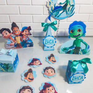 Arte digital para festa com personagens animados, criaturas marinhas, caixas e topos de bolo.