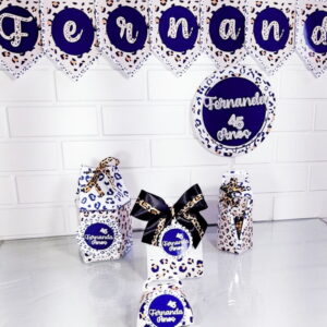 Decoração de festa com tema de oncinha, incluindo banner, topper e caixas personalizadas.