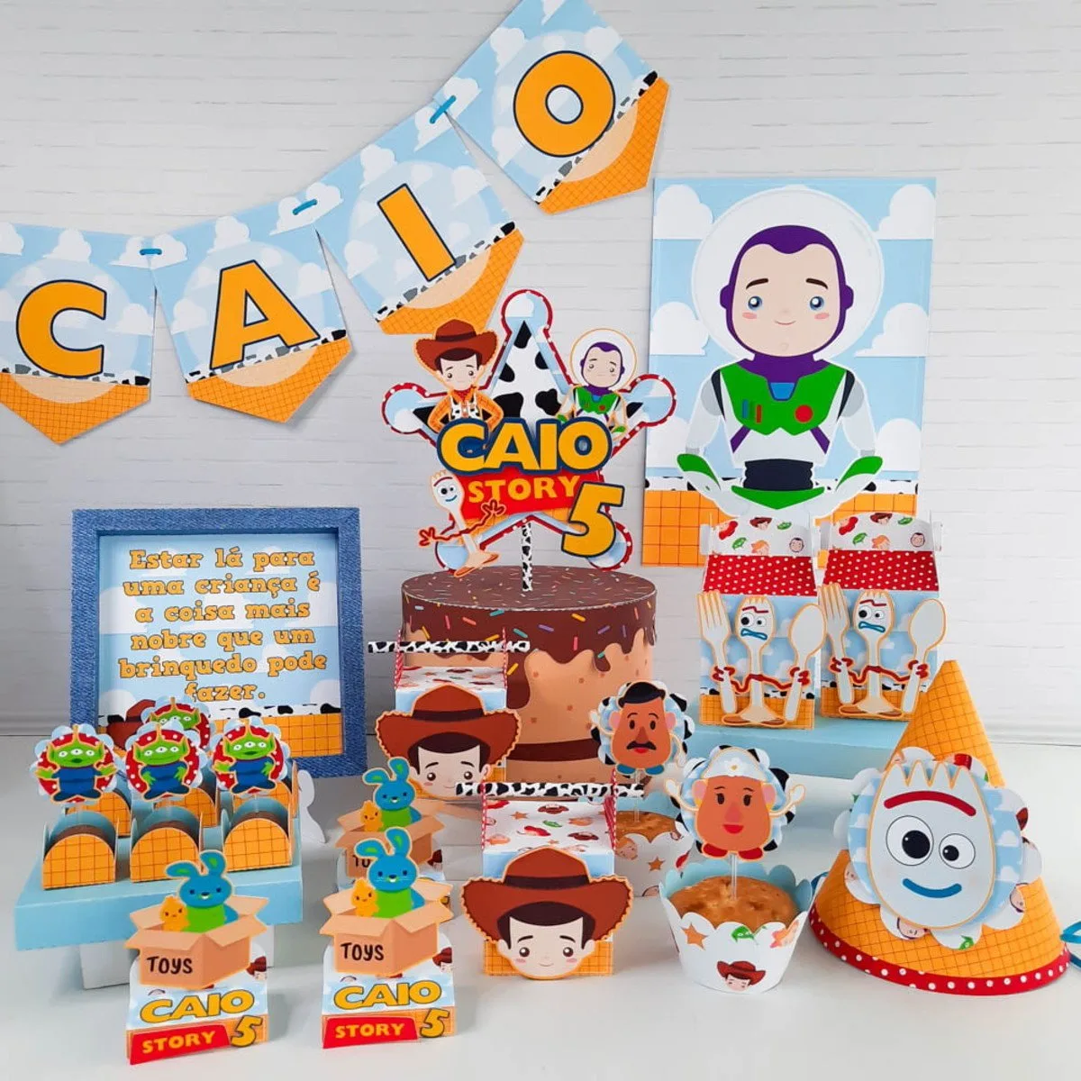 Kit Festa Só um bolinho Toy Story - Arquivo Digital 1 Kit Festa Só um bolinho Toy Store - Arquivo Digital