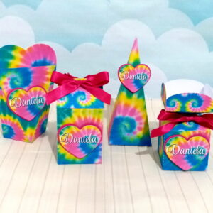 Arte digital de quatro caixas de lembrancinhas com estampa tie-dye vibrante.