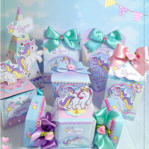 Designs de lembrancinhas de festa tema unicórnio, em tons pastel, com laços e pérolas.