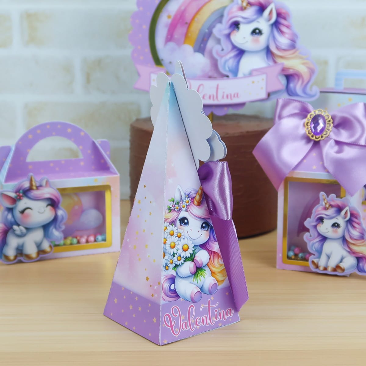 Kit Festa Unicórnio Lilás com Arquivos Studio e PDF 2 Designs de kit festa unicórnio roxo com estrelas, arco-íris e unicórnios fofos.
