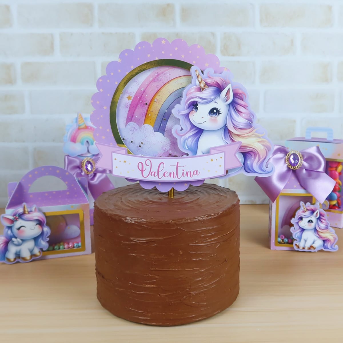 Kit Festa Unicórnio Lilás com Arquivos Studio e PDF 5 Topper de bolo e decorações de festa com design de unicórnio, arco-íris e nuvens.